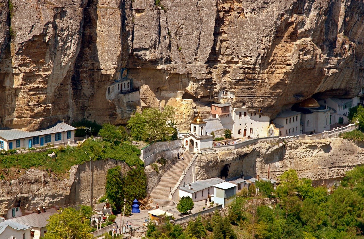 Свято-успенский монастырь в скале в Бахчисарае